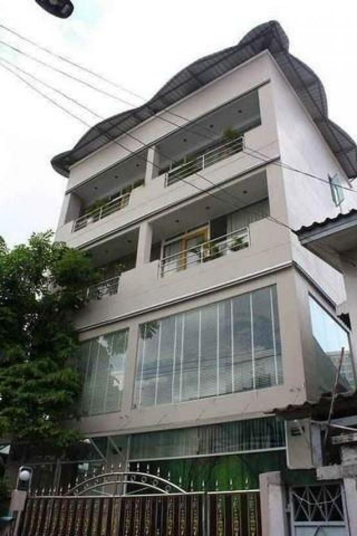 ขายบ้านเดี่ยว4.5ชั้น ย่านห้วยขวาง ใกล้  MRT ห้วยขวาง หน้าบ้านติดถนนสาธารณะ บ้านสร้าง พ.ศ.2551